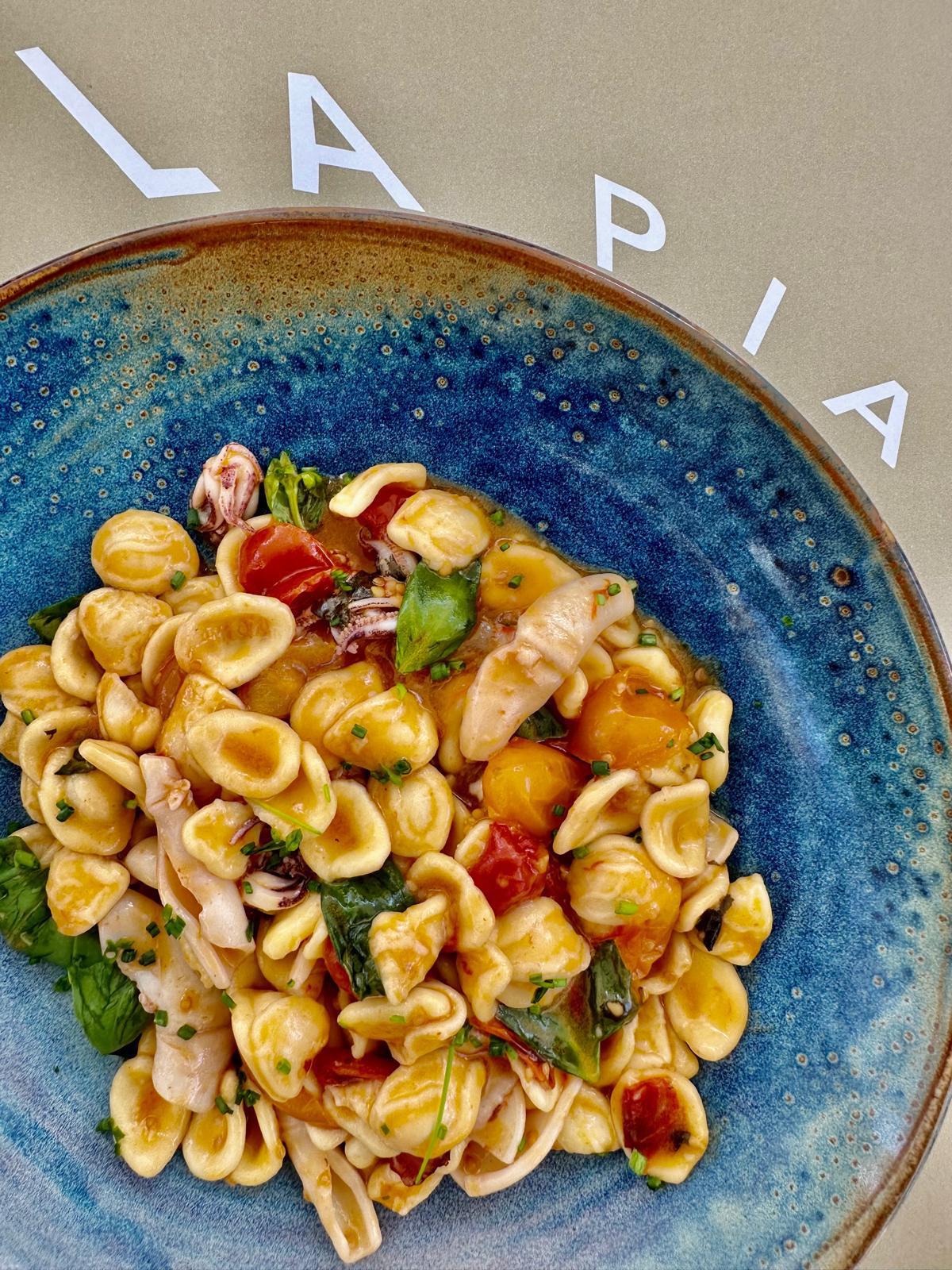 Orecchiette con calamari, pomodorini freschi e basilico, nel piatto La Pia