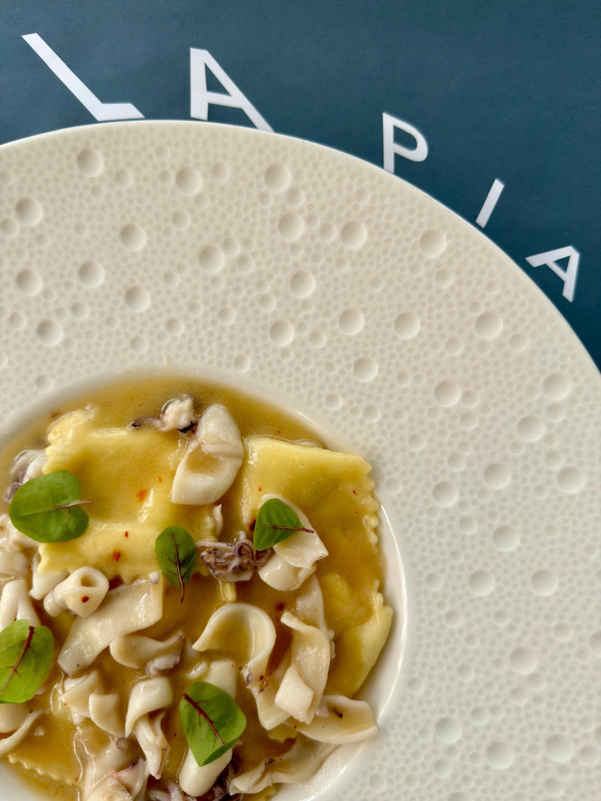 Raviolo con calamari in brodo leggero, nel piatto La Pia
