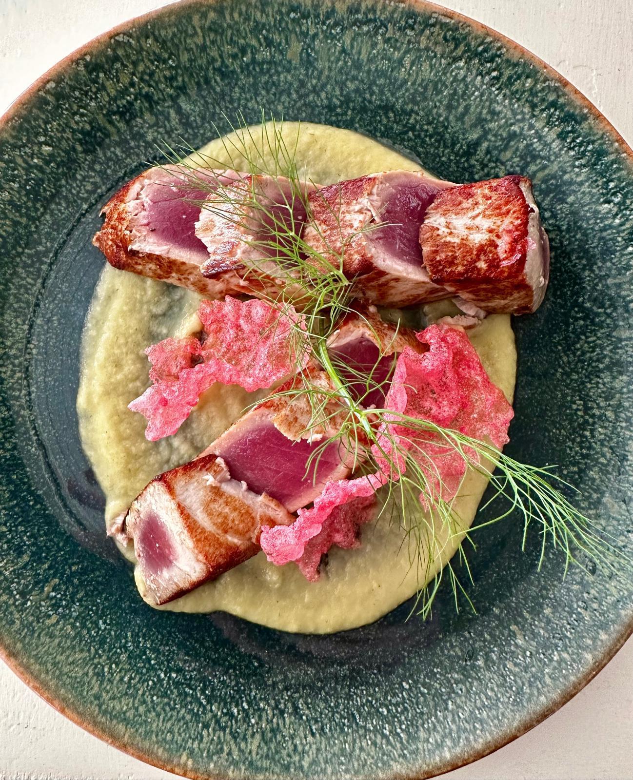 Tonno pinna gialla scottato con finocchietto e sfoglie croccanti, servito su crema delicata